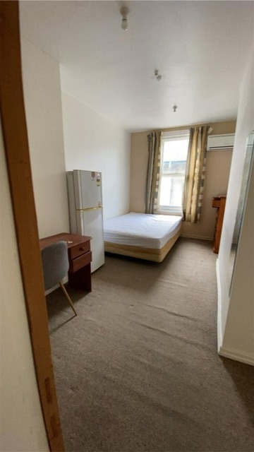 Room  8/8 Pitt Street
